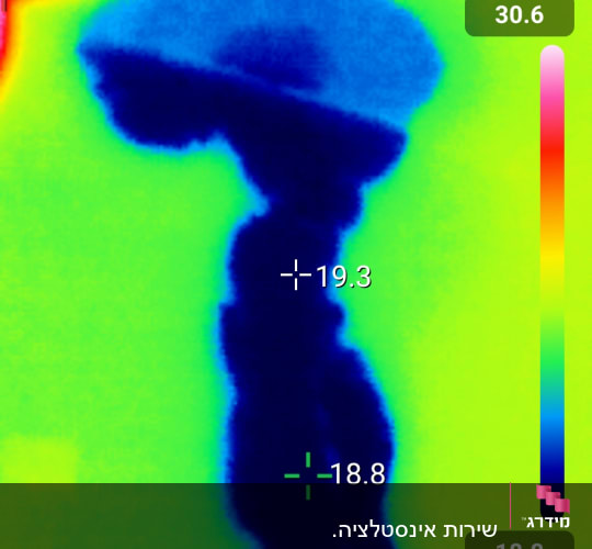 תמונה תרמית של צינור עם טמפרטורות שונות